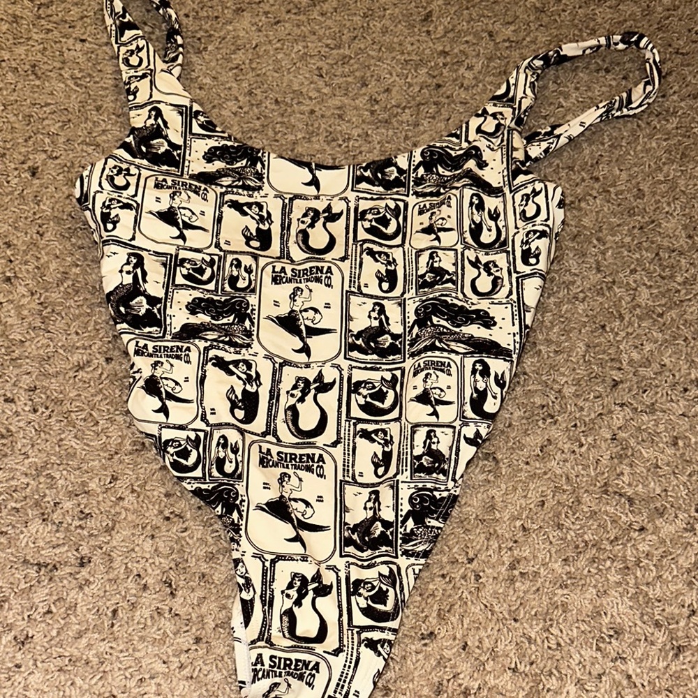 Women’s backless Swimwear - Black and White